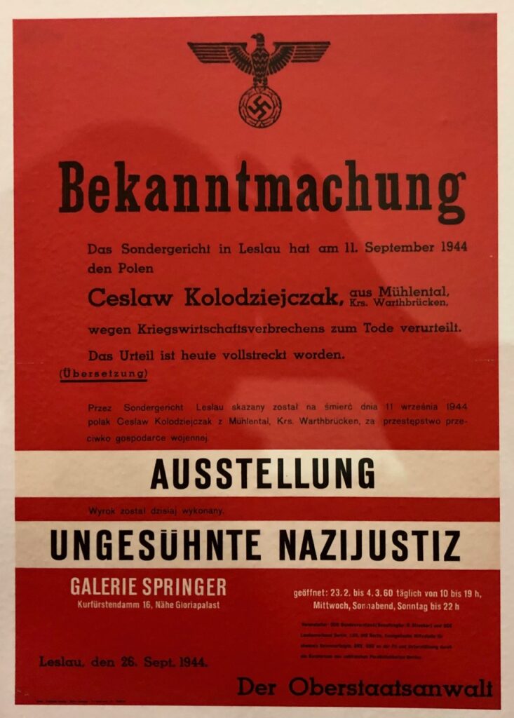Plakat der Ausstellung „Ungesühnte Nazijustiz“, die u. a. im Februar und März 1960 in der Galerie Springer (Kurfürstendamm 16, Berlin-Charlottenburg) gezeigt wurde.