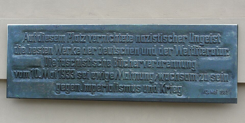 Mahntafel mit Text von Peter Edel und nachträglich ergänztem Datum, die heute am Haupteingang der Juristischen Fakultät der HU Berlin angebracht ist