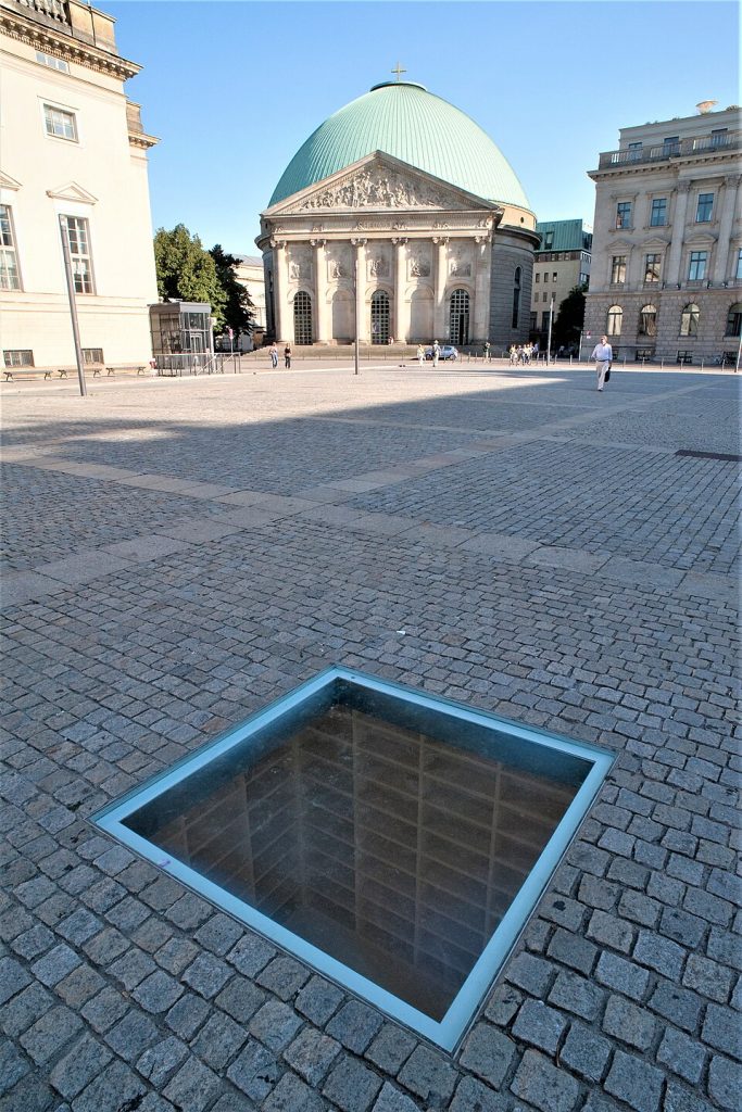 Denkmal zur Erinnerung an die Bücherverbrennung von Micha Ullmann, fotografiert am 19. August 2009, im Hintergrund ist die Sankt-Hedwigs-Kathedrale zu sehen