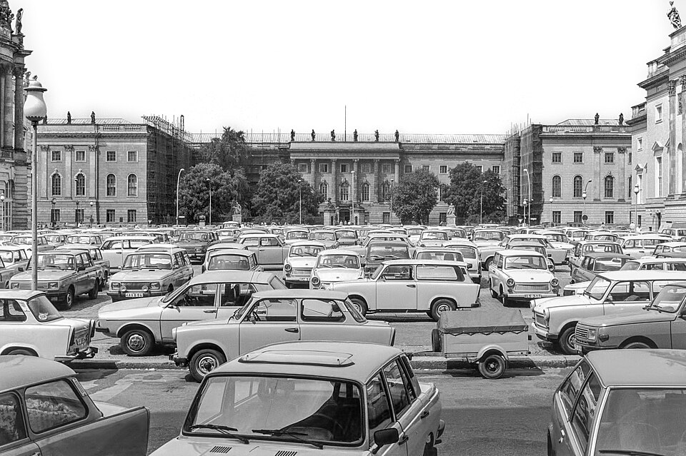 Bebelplatz, der als Parkplatz genutzt wird, fotografiert im Jahr 1987. 