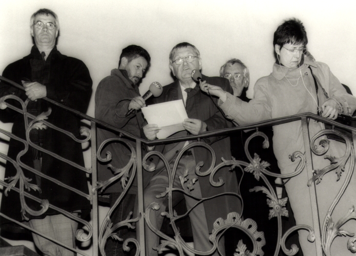 Knoblochs "Treppenrede" am 20.03.1995 im Foyer der Juristischen Fakultät der HU Berlin, Nahaufnahme mit den Berliner Senatoren Nagel und Roloff-Momin